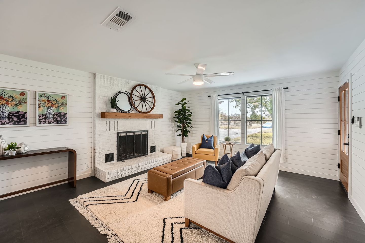 13100-county-line-rd---web-quality---006---08-living-room.jpg