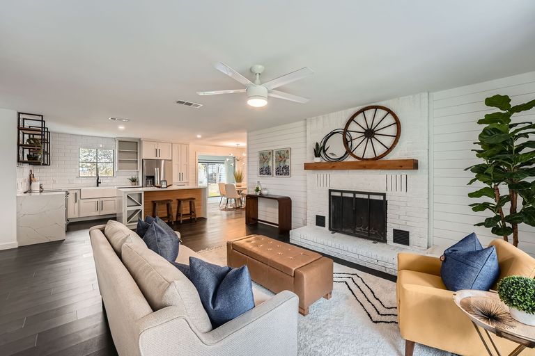 13100-county-line-rd---web-quality---007---09-living-room.jpg