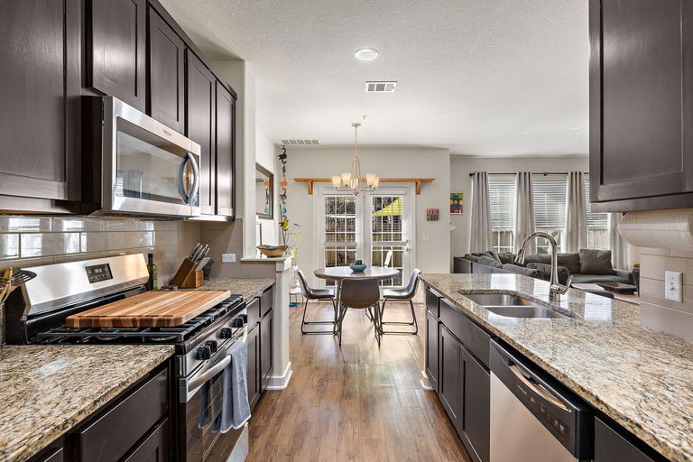 14-web-or-mls-1101-e-parmer-ln-318-kcp-011926---109.jpg