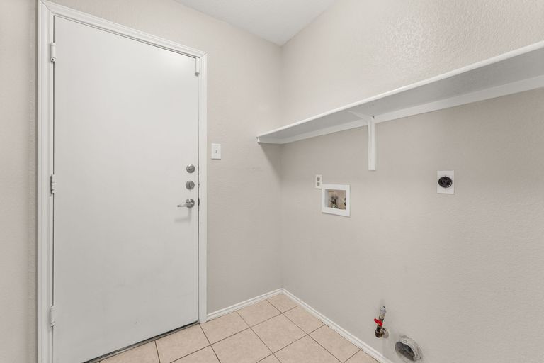 14-web-or-mls-1214-shaun-dr-10.jpg