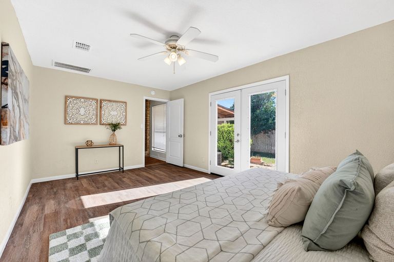 14-web-or-mls-305-holliday-ct-(14-of-25).jpg