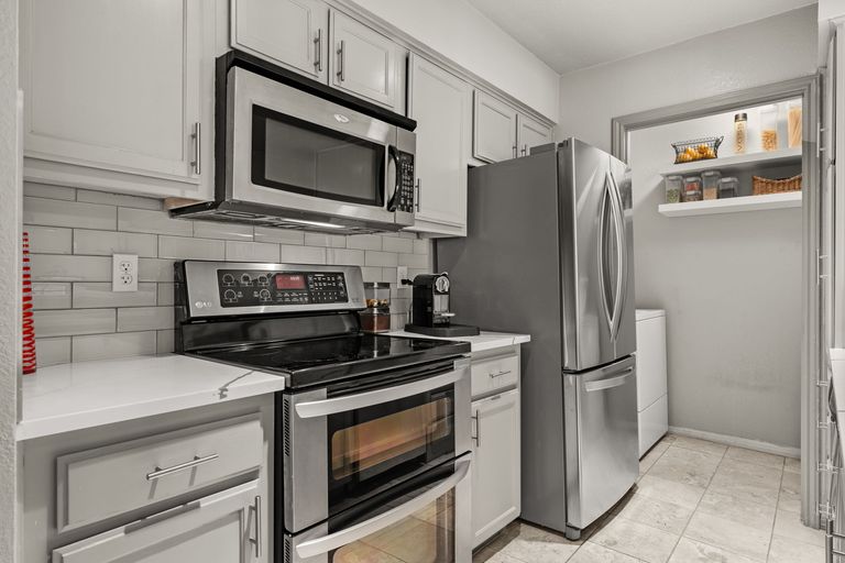 14-web-or-mls-4002-shoal-creek-blvd-b-(5-of-25).jpg
