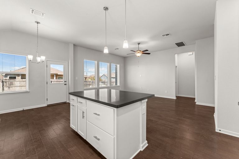 14-web-or-mls-510-bridgestone-way-13.jpg