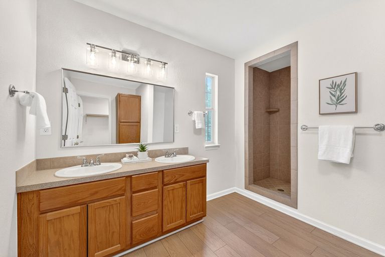 15-web-or-mls-1010-louise-st-(17-of-46).jpg