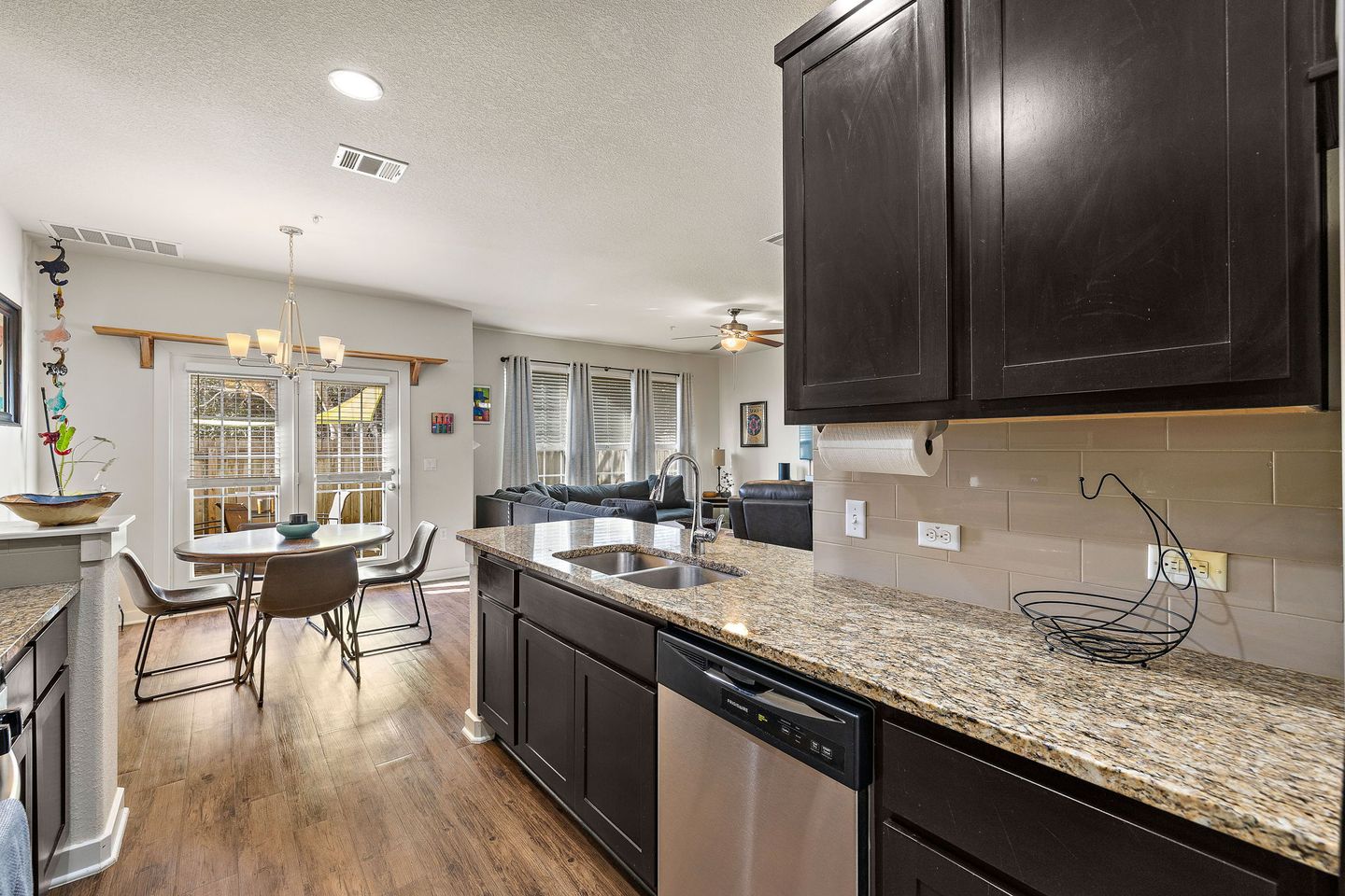 15-web-or-mls-1101-e-parmer-ln-318-kcp-011926---116.jpg