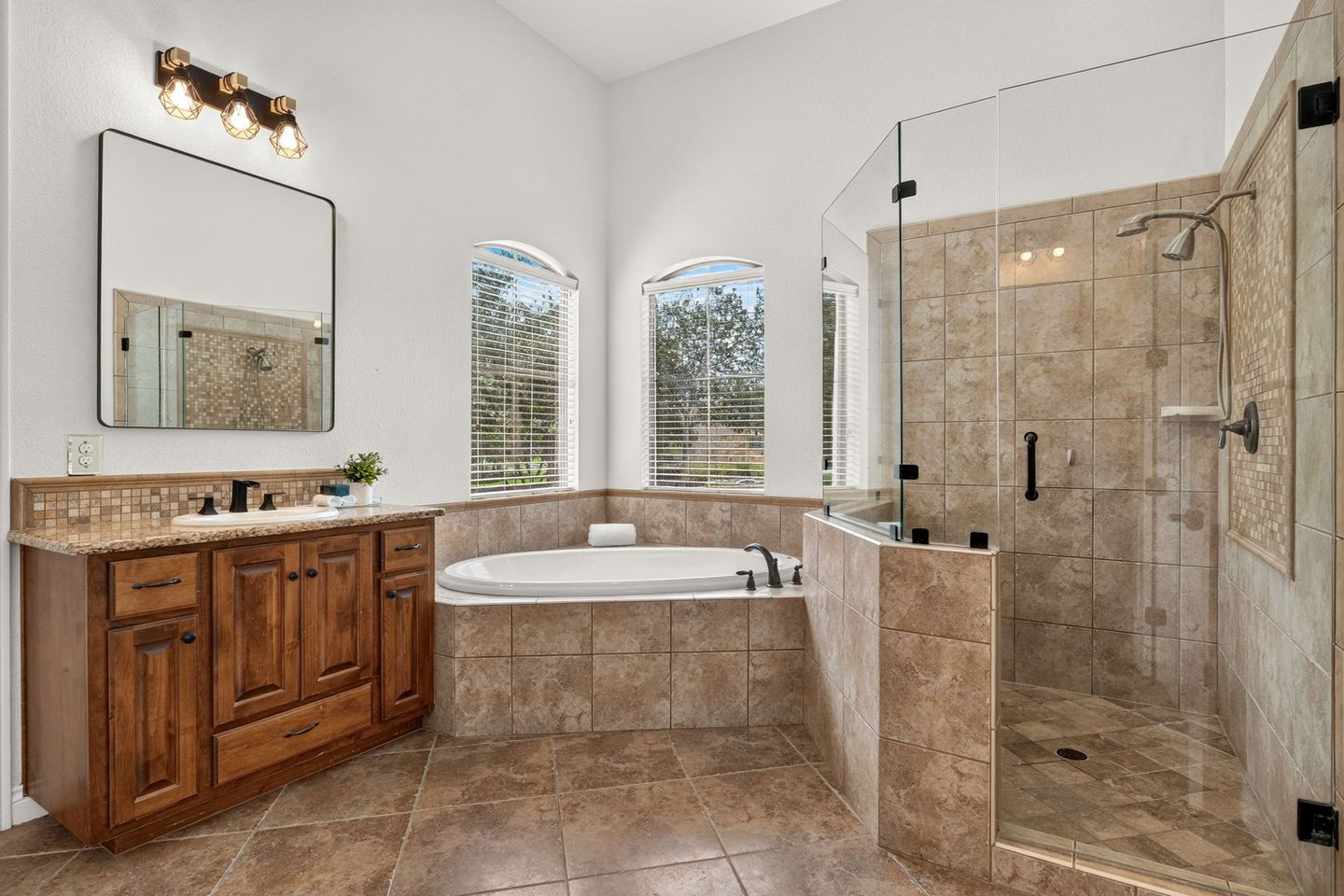 15-web-or-mls-201-canyon-vista-ln-(21-of-37).jpg