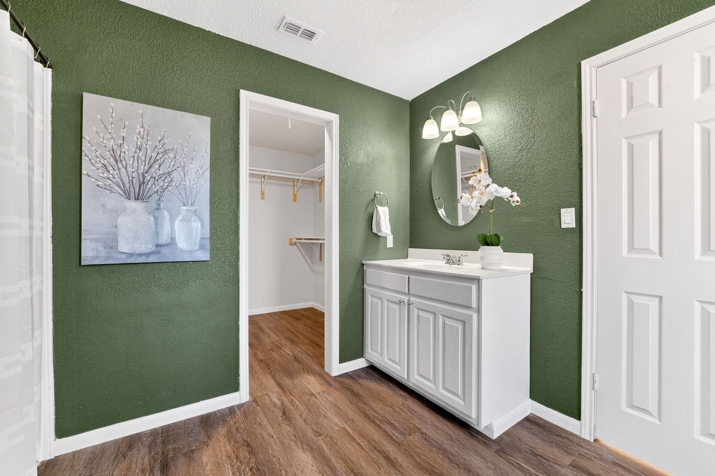 15-web-or-mls-305-holliday-ct-(15-of-25).jpg