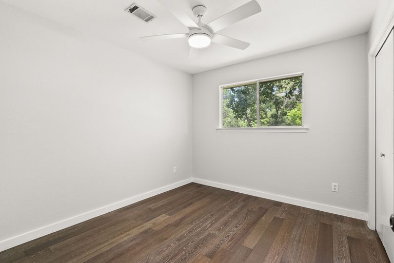 15-web-or-mls-8900-creekmont-cove-(14-of-21).jpg
