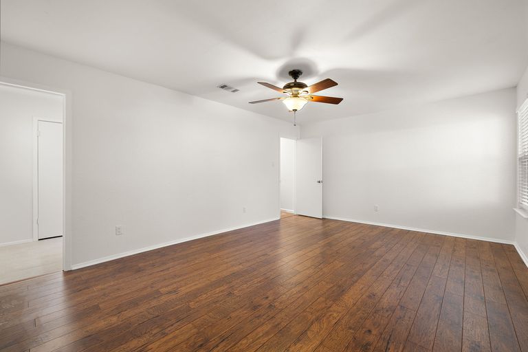16-web-or-mls-11608-tanglebriar-trail-kcp-090226---34.jpg