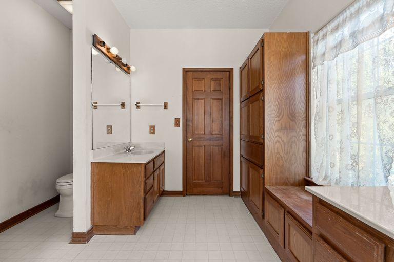 16-web-or-mls-13104-s-ridge-cir-22-1731615714.jpg