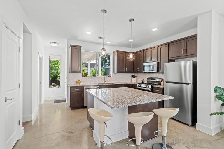 16-web-or-mls-1705-perez-st-b.jpg
