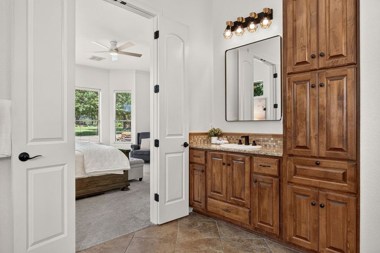 16-web-or-mls-201-canyon-vista-ln-(20-of-37).jpg