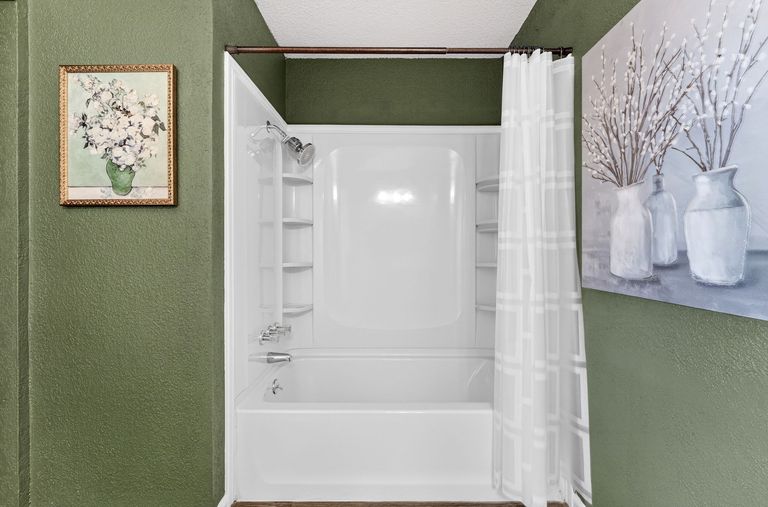 16-web-or-mls-305-holliday-ct-(16-of-25).jpg