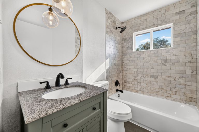 16-web-or-mls-6913-la-salle-dr-(16-of-25).jpg