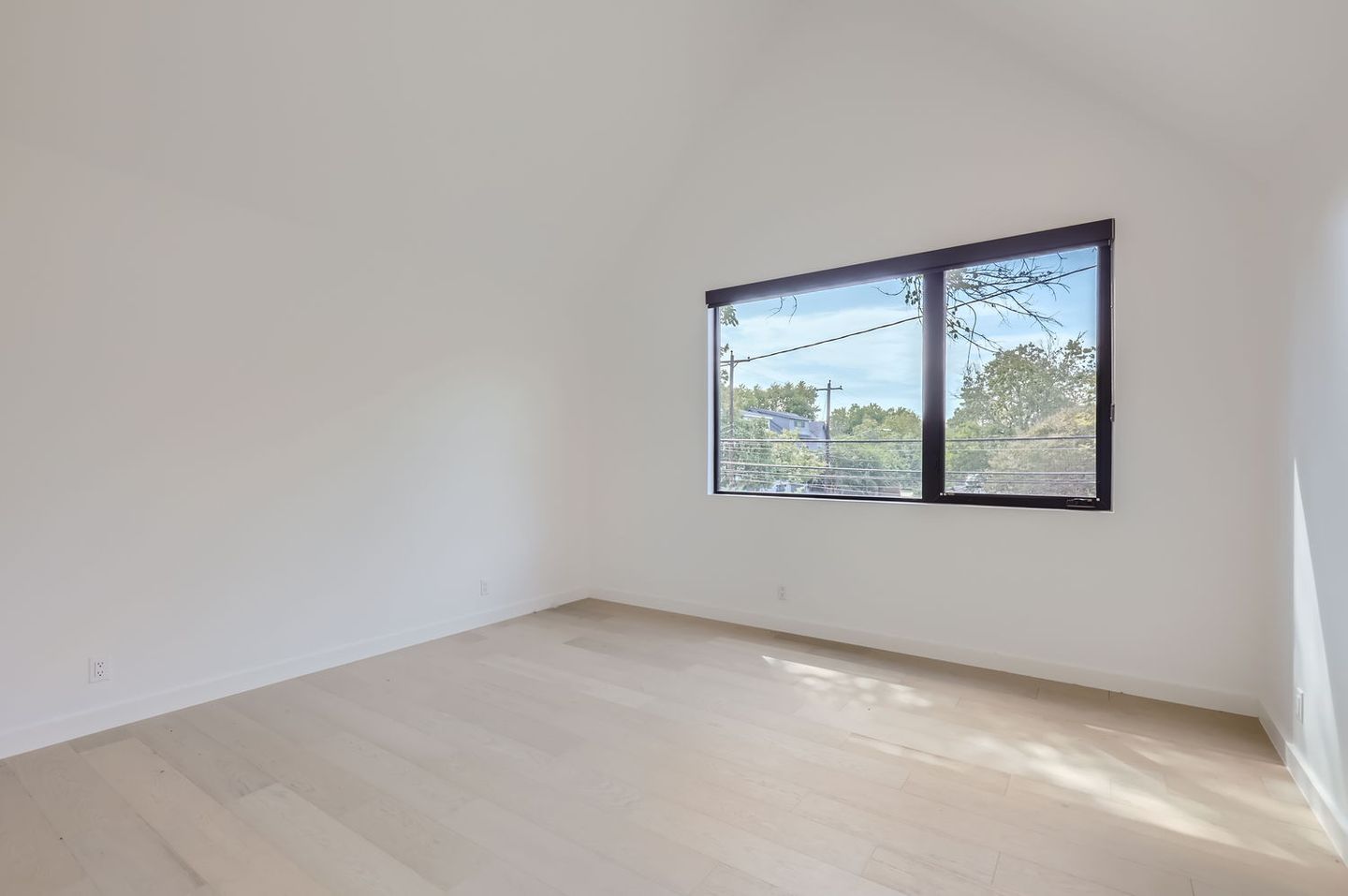 1610-hether-st---web-quality---024---25-2nd-floor-bedroom.jpg