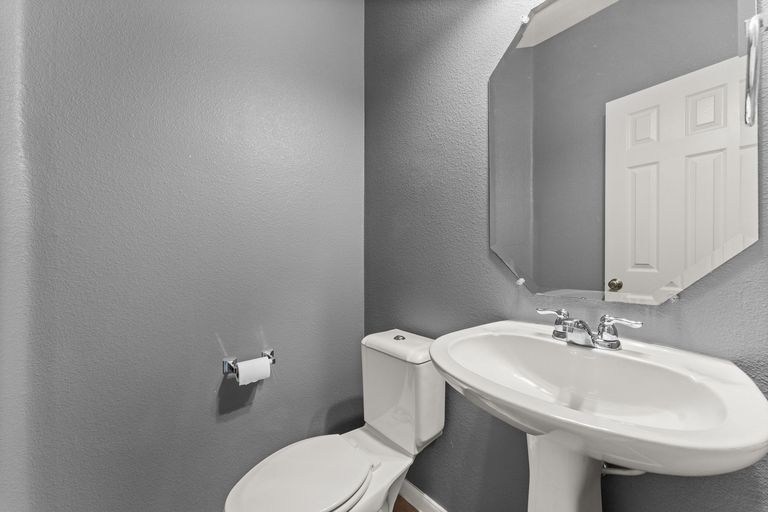 17-web-or-mls-11205-cap-stone-dr-10.jpg