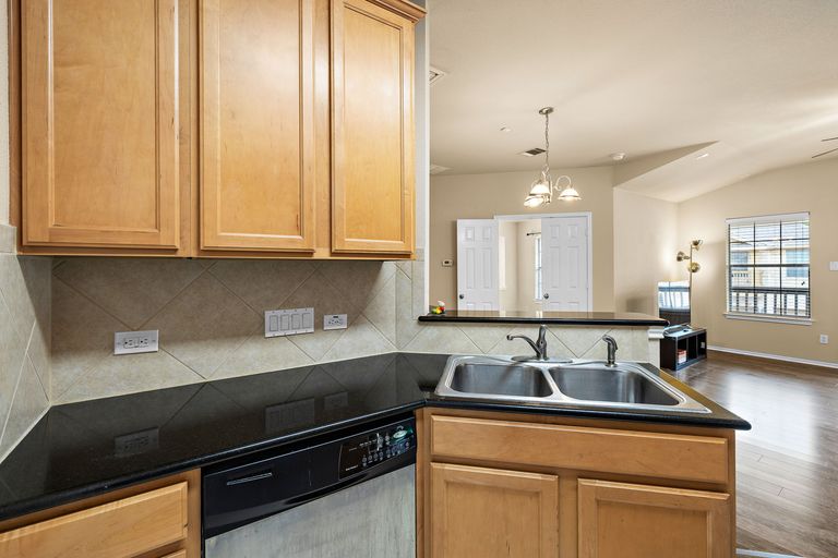 17-web-or-mls-1310-w-parmer-ln,-2401-kcp-052324---130.jpg