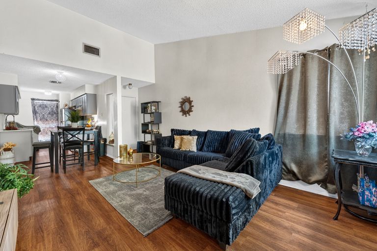 17-web-or-mls-1404-w-braker-ln-a-and-b-(17-of-25).jpg