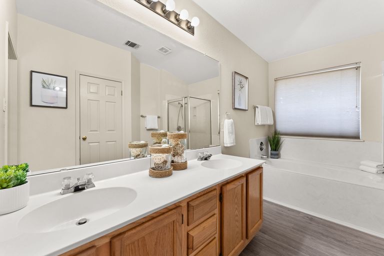 17-web-or-mls-1501-santana-st-(14-of-27).jpg