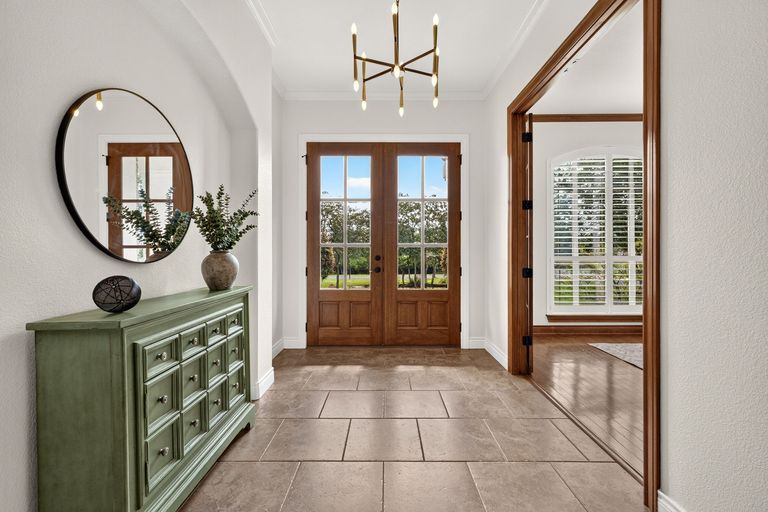 17-web-or-mls-201-canyon-vista-ln-(5-of-37).jpg