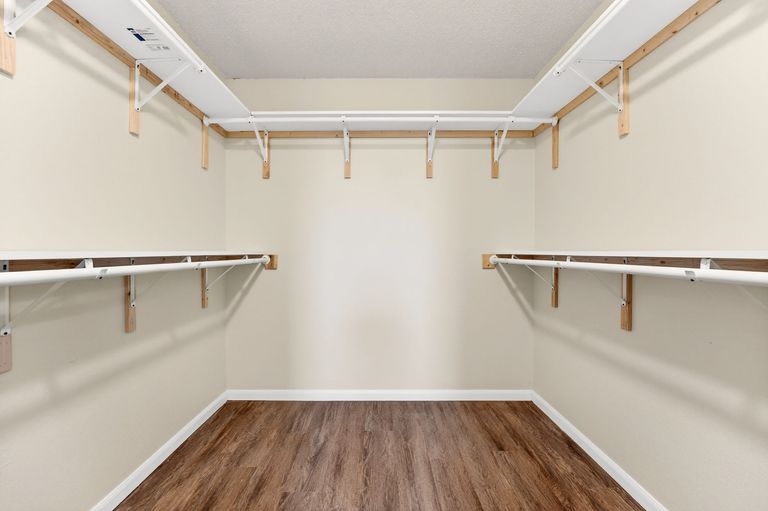17-web-or-mls-305-holliday-ct-(17-of-25).jpg