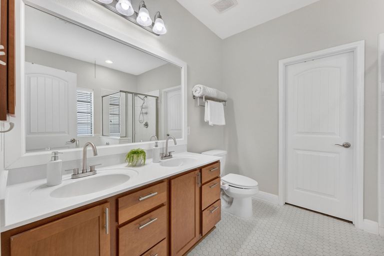 17-web-or-mls-408-kissing-oak-dr-(17-of-39).jpg