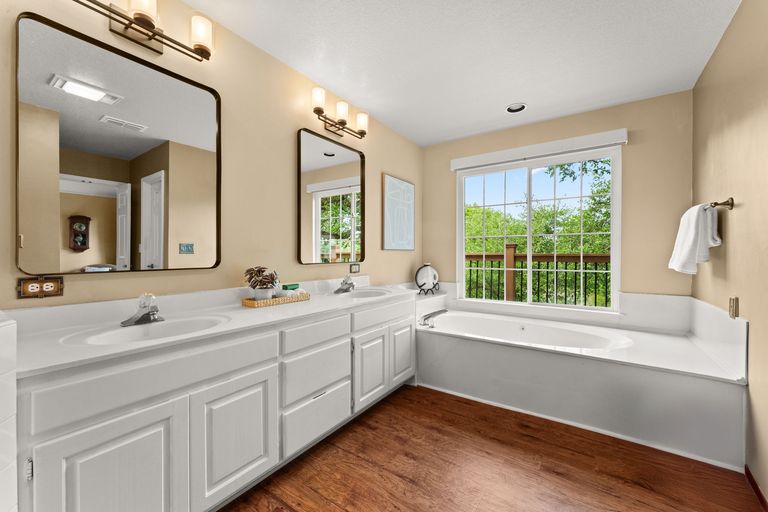 17-web-or-mls-558-peterson-ln-17.jpg