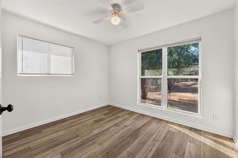 17-web-or-mls-6913-la-salle-dr-(17-of-25).jpg