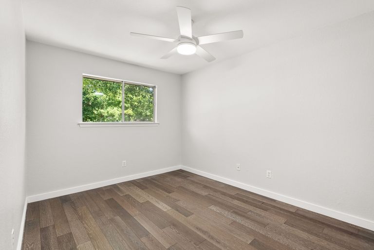 17-web-or-mls-8900-creekmont-cove-(15-of-21).jpg