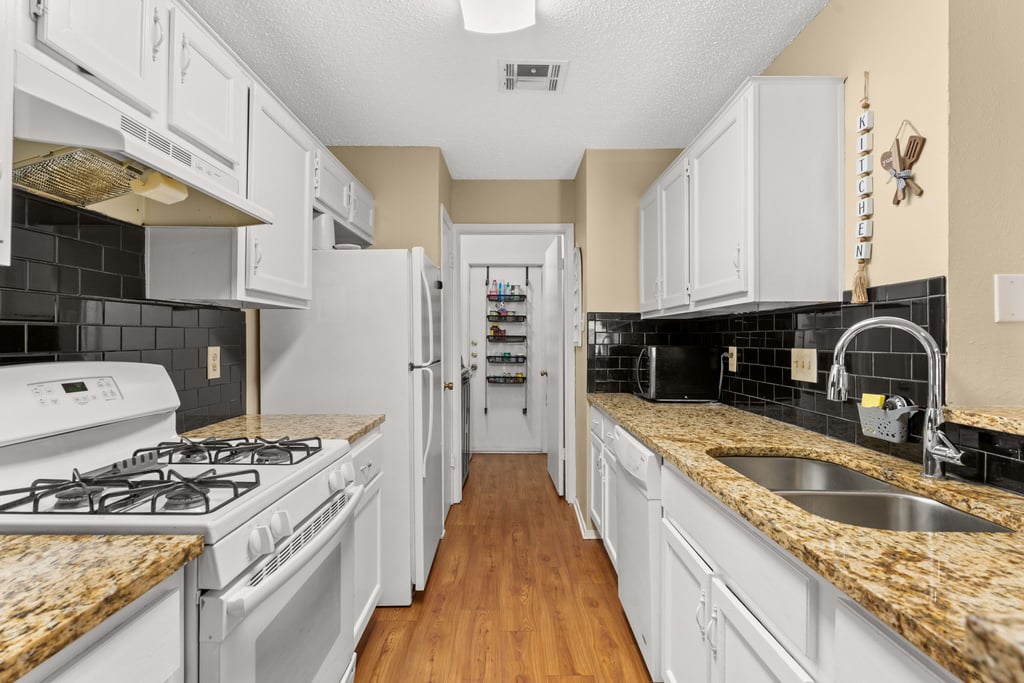 18-custom-12310-alderbrook-dr-(21-of-25).jpg