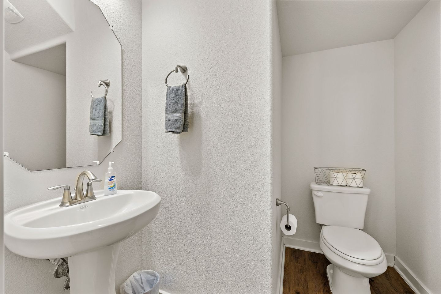 18-web-or-mls-1101-e-parmer-ln-318-kcp-011926---44.jpg
