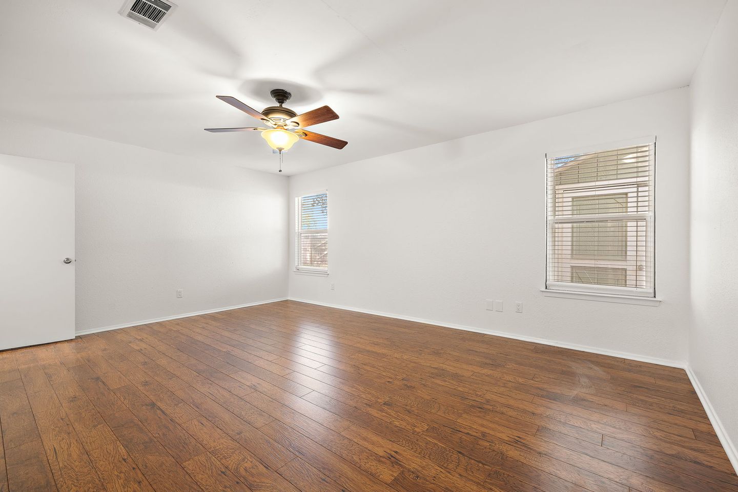 18-web-or-mls-11608-tanglebriar-trail-kcp-090226---39.jpg