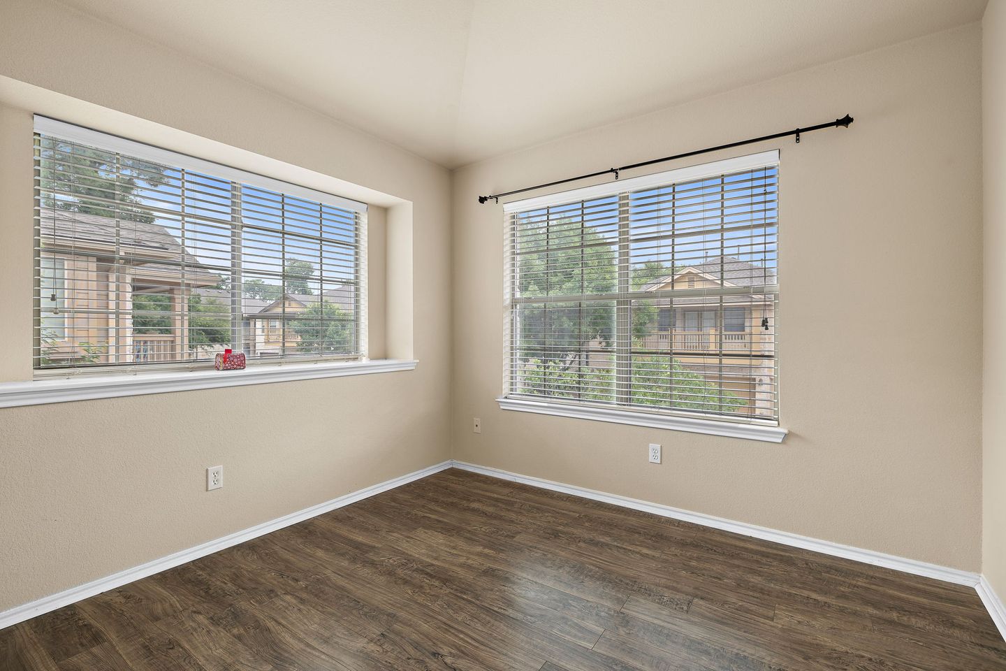 18-web-or-mls-1310-w-parmer-ln,-2401-kcp-052324---47.jpg