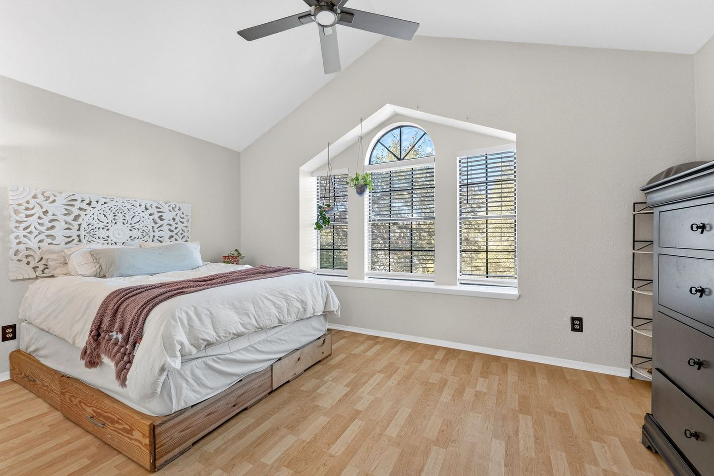 18-web-or-mls-1411-gracy-farms-ln-118-(18-of-27).jpg