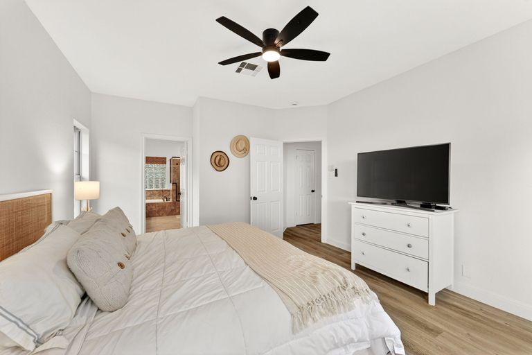18-web-or-mls-1612-fall-creek-drive-(27-of-35)-1776192547.jpg