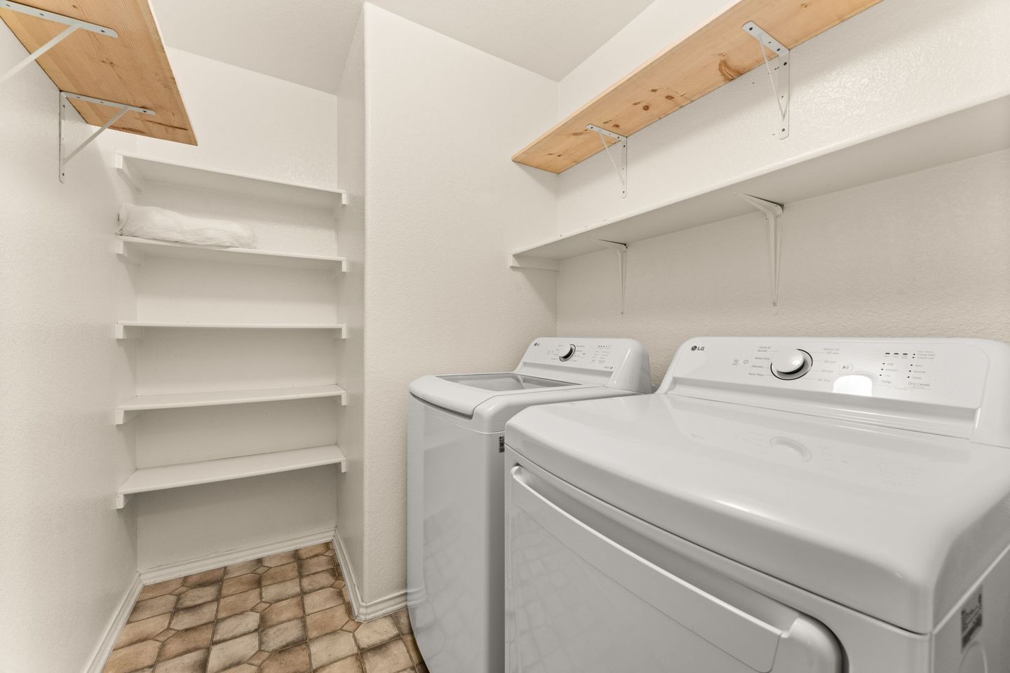 18-web-or-mls-2125-nogales-trail-(15-of-24).jpg