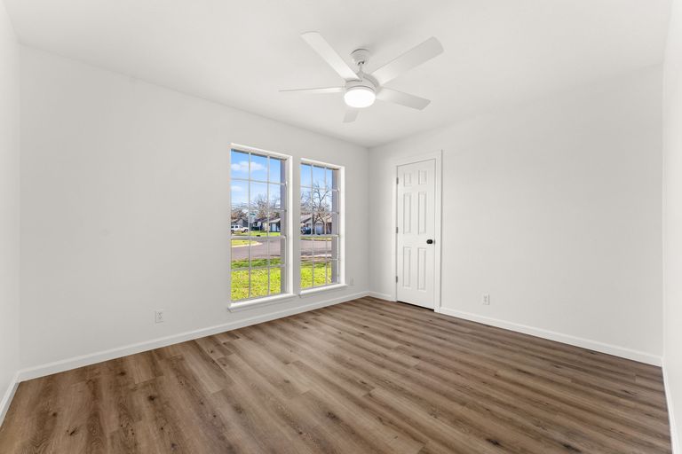 18-web-or-mls-2705-ashdale-dr-(1-of-26).jpg
