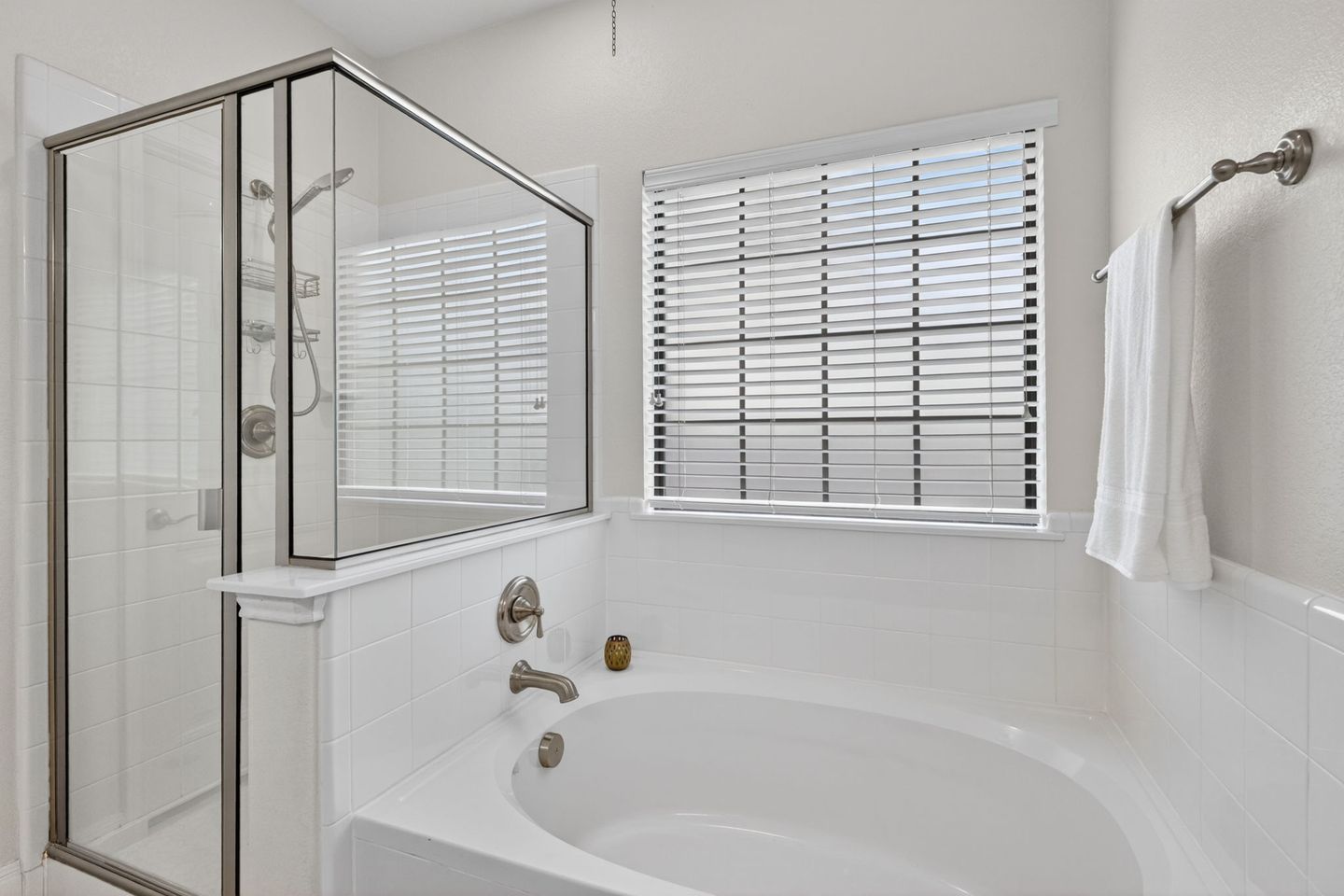 18-web-or-mls-408-kissing-oak-dr-(18-of-39).jpg