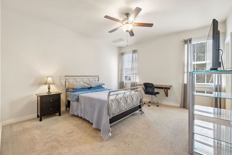 19-web-or-mls-1101-e-parmer-ln-318-kcp-011926---13.jpg
