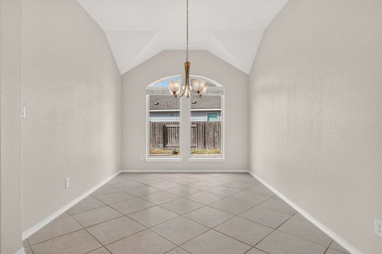 19-web-or-mls-13833-arbor-hill-cove-(14-of-37).jpg