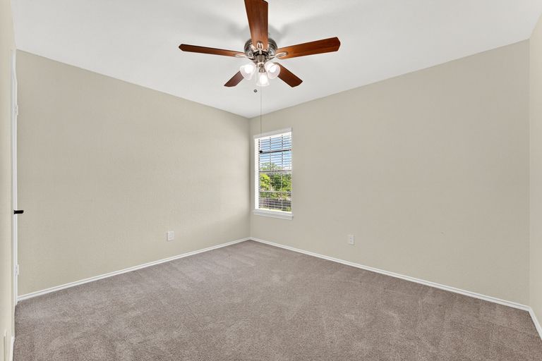 19-web-or-mls-1407-black-cherry-dr-(19-of-27).jpg