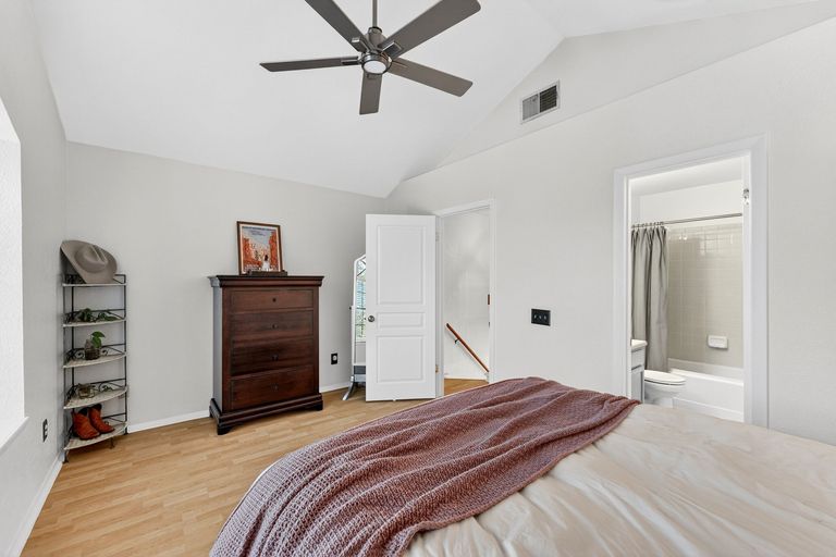 19-web-or-mls-1411-gracy-farms-ln-118-(19-of-27).jpg