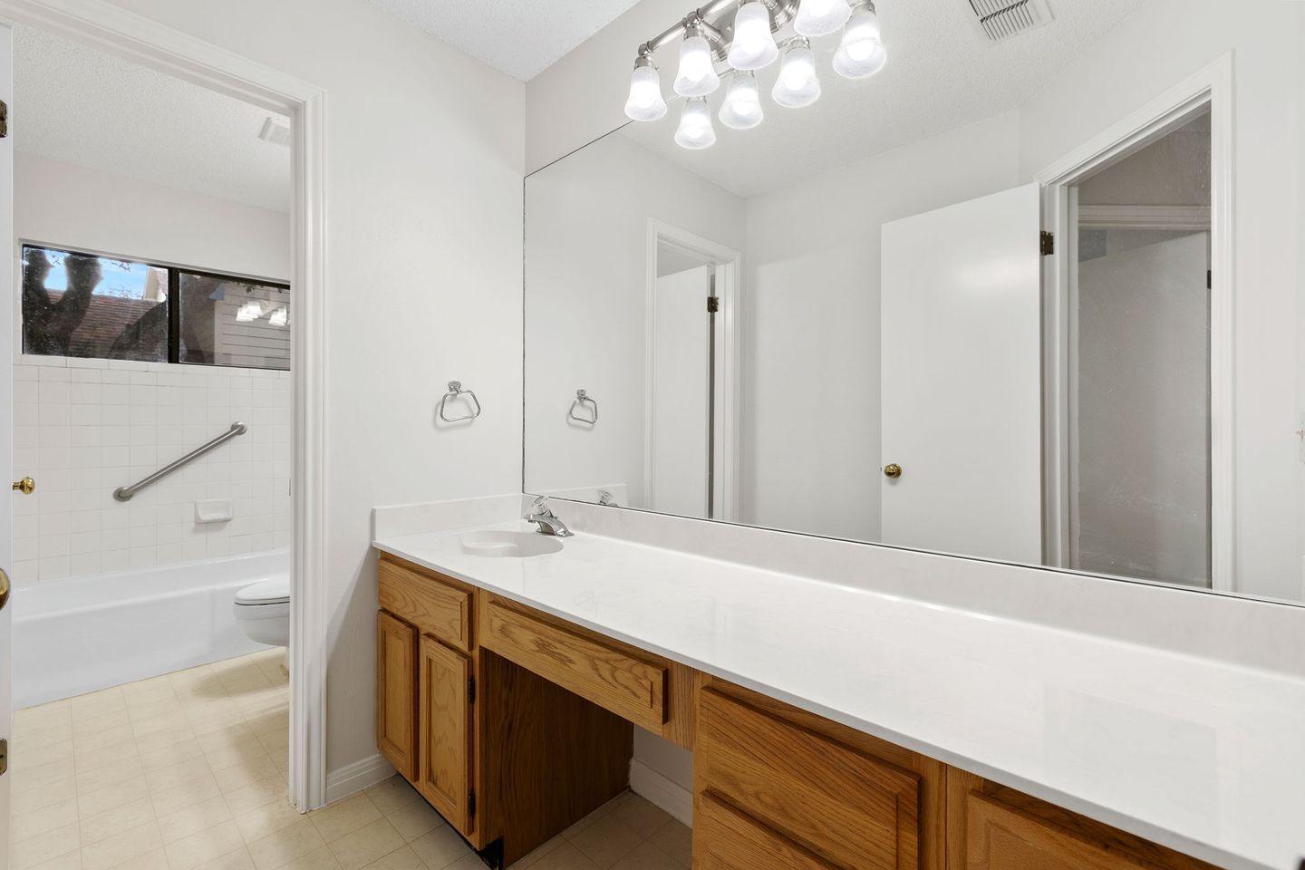 19-web-or-mls-8302-mendota-cove-kcp-081325---27.jpg
