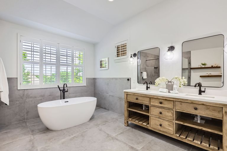 1900-lakecliff-hills-ln---web-quality---023---26-2nd-floor-primary-bathroom.jpg