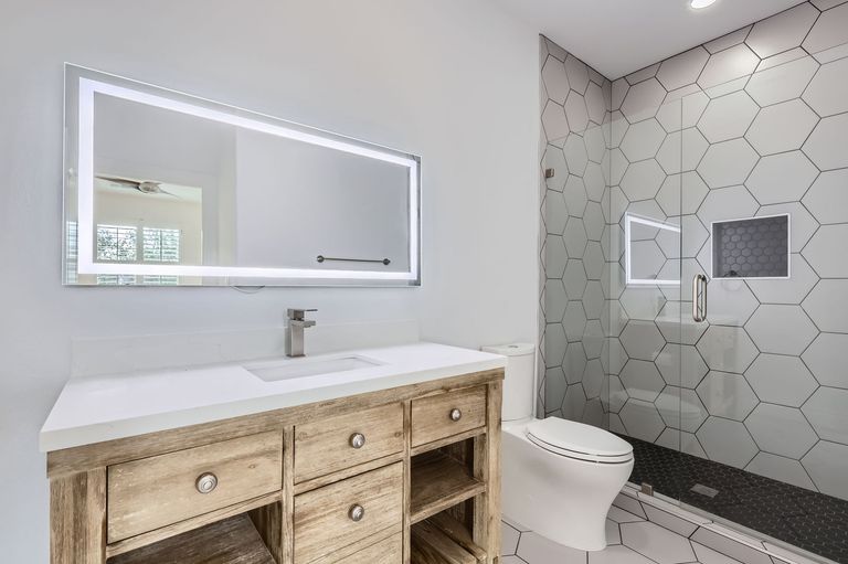 1900-lakecliff-hills-ln---web-quality---026---30-2nd-floor-bathroom.jpg