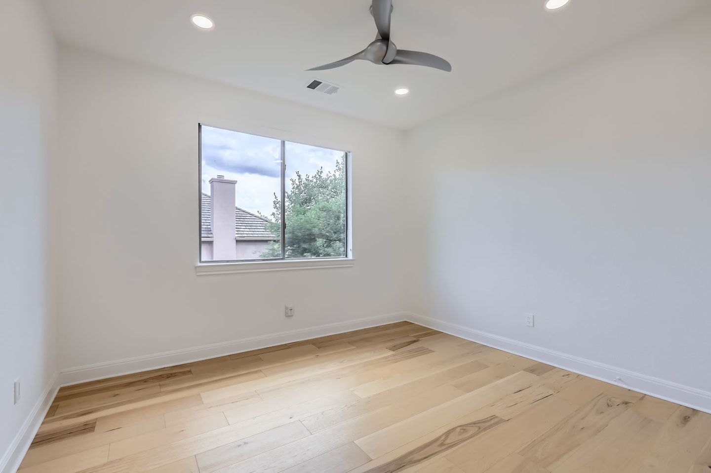 1900-lakecliff-hills-ln---web-quality---027---31-2nd-floor-bedroom.jpg