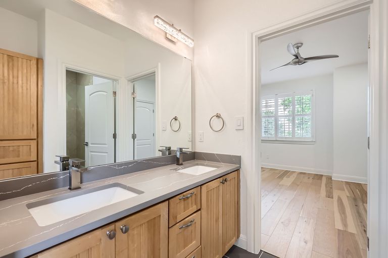 1900-lakecliff-hills-ln---web-quality---029---34-2nd-floor-bathroom.jpg
