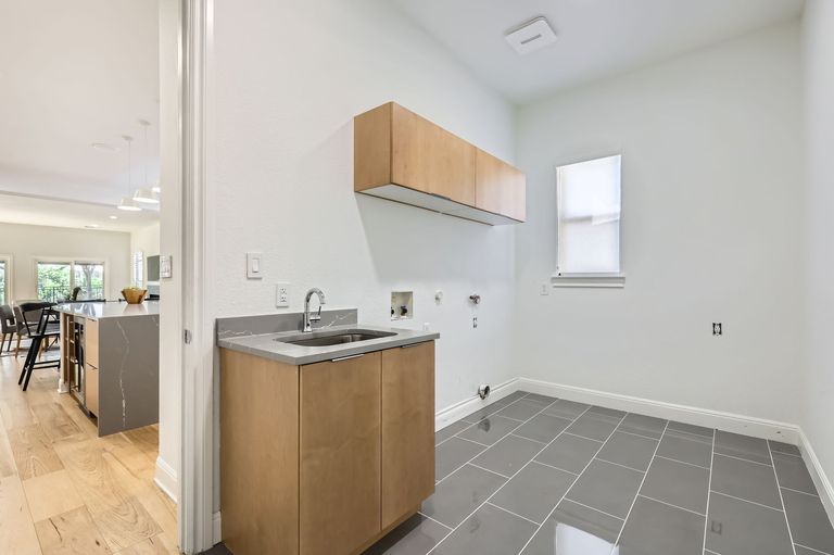 1900-lakecliff-hills-ln---web-quality---032---39-laundry-room.jpg