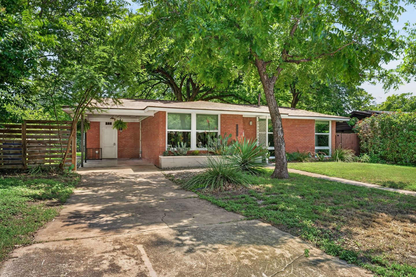 2-web-or-mls-6215-peggy-st-(2-of-26).jpg
