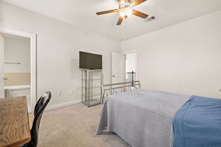20-web-or-mls-1101-e-parmer-ln-318-kcp-011926---20.jpg